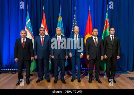 New York, États-Unis. 19 septembre 2023. Le président américain Joe Biden, au centre, pose avec les membres C5 1 lors du premier Sommet présidentiel à la Mission des États-Unis aux États-Unis, le 19 septembre 2023, à New York City, New York. De gauche à droite : le président ouzbek Shavkat Mirziyoyev, le président tadjik Emomali Rahmon, le président kazakh Kassym-Jomart Tokayev, le président américain Biden, le président kirghize Sadyr Zhaparov, le président turkmène Serdar Berdymukhamedov. Crédit : Adam Schultz/White House photo/Alamy Live News Banque D'Images