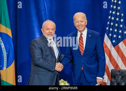 New York, États-Unis. 20 septembre 2023. Le président américain Joe Biden, à droite, serre la main du président brésilien Luiz Inacio Lula da Silva, à gauche, avant le début de leur rencontre bilatérale, le 20 septembre 2023 à New York, New York, États-Unis. Crédit : Ricardo Stuckert/Présidence brésilienne/Alamy Live News Banque D'Images