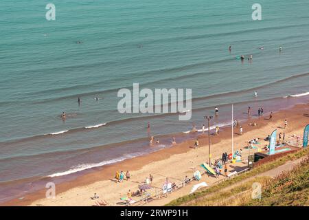 Un samedi ensoleillé exceptionnellement chaud en septembre et les gens ont afflué sur la côte de Whitby avec leur famille pour profiter de la fin de l'été Banque D'Images