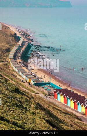 Un samedi ensoleillé exceptionnellement chaud en septembre et les gens ont afflué sur la côte de Whitby avec leur famille pour profiter de la fin de l'été Banque D'Images