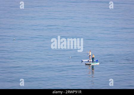 Un samedi ensoleillé exceptionnellement chaud en septembre et les gens ont afflué sur la côte de Whitby avec leur famille pour profiter de la fin de l'été Banque D'Images