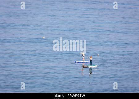 Un samedi ensoleillé exceptionnellement chaud en septembre et les gens ont afflué sur la côte de Whitby avec leur famille pour profiter de la fin de l'été Banque D'Images