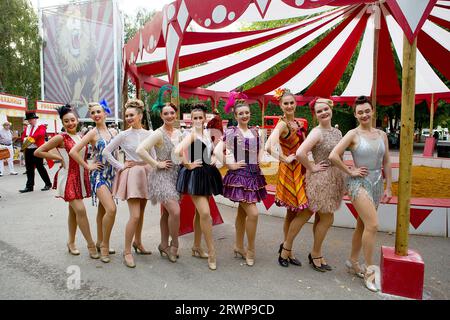 Artistes de cirque au Goodwood Revival Meeting 8 septembre 2023 à Chichester, Angleterre. ©2023 Copyright Michael Cole Banque D'Images