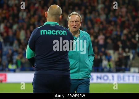 Neil Warnock Manager de Huddersfield Town serre la main avec Alex Neil Manager de Stoke City après le match du championnat Sky Bet Huddersfield Town vs Stoke City au John Smith's Stadium, Huddersfield, Royaume-Uni, le 20 septembre 2023 (photo de Gareth Evans/News Images) Banque D'Images