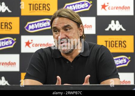 Daniel Farke, Manager de Leeds Untied, prend la parole lors de la conférence de presse post-match lors du match du championnat Sky Bet Hull City vs Leeds United au MKM Stadium, Hull, Royaume-Uni, le 20 septembre 2023 (photo de Mark Cosgrove/News Images) Banque D'Images