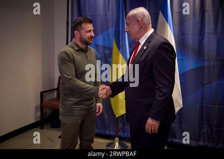New York, États-Unis. 20 septembre 2023. Le président ukrainien Volodymyr Zelenskyy, à gauche, serre la main du Premier ministre israélien Benjamin Netanyahu, à droite, avant le début de leur rencontre bilatérale, le 20 septembre 2023 à New York, New York, États-Unis. Crédit : Présidence ukrainienne/Bureau de presse présidentiel ukrainien/Alamy Live News Banque D'Images