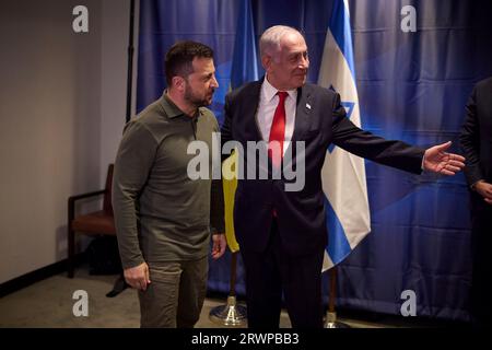 New York, États-Unis. 20 septembre 2023. Le Premier ministre israélien Benjamin Netanyahu, à droite, présente le président ukrainien Volodymyr Zelenskyy, à gauche, aux membres de sa délégation avant le début de leur réunion bilatérale, le 20 septembre 2023 à New York, New York, États-Unis. Crédit : Présidence ukrainienne/Bureau de presse présidentiel ukrainien/Alamy Live News Banque D'Images