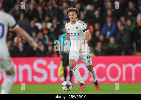 Kingston upon Hull, Royaume-Uni. 20 septembre 2023. *** Ethan Ampadu de Leeds United lors du match de championnat EFL Sky Bet entre Hull City et Leeds United au KCOM Stadium, Kingston upon Hull, Angleterre le 20 septembre 2023. Photo de Simon Hall. Usage éditorial uniquement, licence requise pour un usage commercial. Aucune utilisation dans les Paris, les jeux ou les publications d'un seul club/ligue/joueur. Crédit : UK Sports pics Ltd/Alamy Live News Banque D'Images