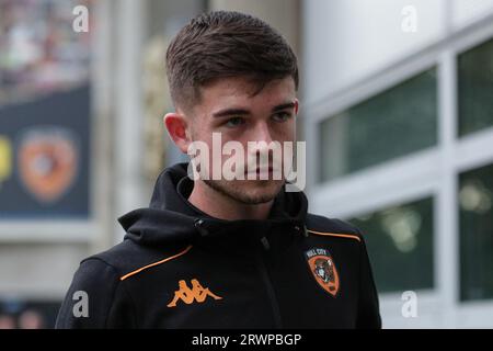 Hull, Royaume-Uni. 20 septembre 2023. James Furlong #25 de Hull City arrive au MKM Stadium avant le Sky Bet Championship Match Hull City vs Leeds United au MKM Stadium, Hull, Royaume-Uni, le 20 septembre 2023 (photo de James Heaton/News Images) à Hull, Royaume-Uni le 9/20/2023. (Photo de James Heaton/News Images/Sipa USA) crédit : SIPA USA/Alamy Live News Banque D'Images