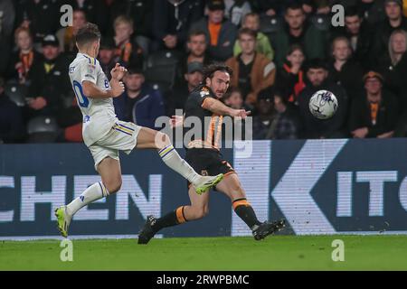 Kingston upon Hull, Royaume-Uni. 20 septembre 2023. *** Lewie Coyle de Hull frappe une croix lors du match de championnat EFL Sky Bet entre Hull City et Leeds United au KCOM Stadium, Kingston upon Hull, Angleterre le 20 septembre 2023. Photo de Simon Hall. Usage éditorial uniquement, licence requise pour un usage commercial. Aucune utilisation dans les Paris, les jeux ou les publications d'un seul club/ligue/joueur. Crédit : UK Sports pics Ltd/Alamy Live News Banque D'Images