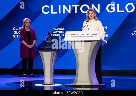 New York, États-Unis. 19 septembre 2023. Ukraine la première dame Olena Zelenska, à droite, prononce une allocution après avoir reçu le Prix Clinton Global Citizen lors de l'événement Clinton Global Initiative à l'hôtel Hilton, le 19 septembre 2023 à New York, New York, États-Unis. L'ancienne secrétaire d'État américaine Hillary Clinton, à gauche, regarde. Crédit : Présidence ukrainienne/Bureau de presse présidentiel ukrainien/Alamy Live News Banque D'Images