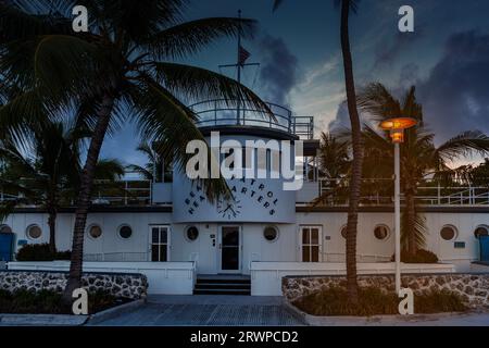 Quartier général de la patrouille de Miami Beach, Lummus Park, South Beach, Miami Beach - façade art déco au crépuscule Banque D'Images