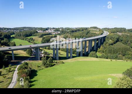 Luftaufnahme Viadukt Autobahnbrücke der BAB A45 - Talbrücke Bremecke der Sauerlandlinie in Lüdenscheid, Nordrhein-Westfalen, Deutschland Banque D'Images