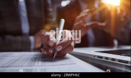 homme regardant les documents. Évaluation et audit de l'entreprise. Banque D'Images