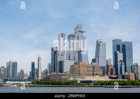 États-Unis, New York, Hudson yards. Vue depuis le fleuve Hudson. Skyline avec 30 et 10 Hudson yards (et la plate-forme Edge), le Spiral et Hudson River Park Banque D'Images