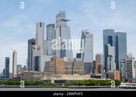 États-Unis, New York, Hudson yards. Vue depuis le fleuve Hudson. Skyline avec 30 et 10 Hudson yards (et la plate-forme Edge), le Spiral et Hudson River Park Banque D'Images