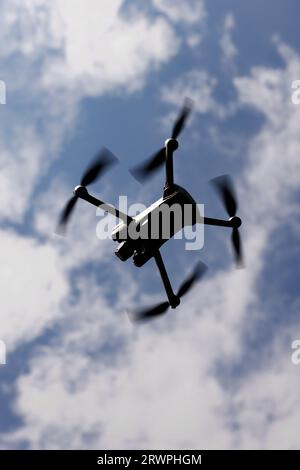 Un petit drone pliable vole dans le ciel Banque D'Images