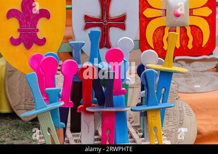 épées et boucliers de jouets de conception médiévale colorés en bois Banque D'Images