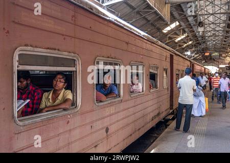 Navetteurs à Fort Railway sation à Colombo. Transport ferroviaire. Asie, Sri Lanka, Colombo Banque D'Images