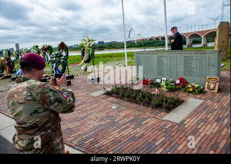 Un soldat américain est vu prenant une photo du monument. Au Waal Crossing Memorial (Waaloversteek-monument), une cérémonie solennelle a eu lieu pour commémorer la traversée héroïque de la rivière Waal par les soldats américains de la 82e division aéroportée, lors de l’opération, il y a maintenant 78 ans. La cérémonie a compté avec la présence du maire de Nimègue, Hubert Bruls, et des parachutistes de la 82e division aéroportée des États-Unis. Bien que l'opération Market Garden ait échoué, les Américains et les Britanniques ont pu libérer Nimègue, la plus ancienne ville des pays-Bas, après de violents combats. (Photo par A Banque D'Images