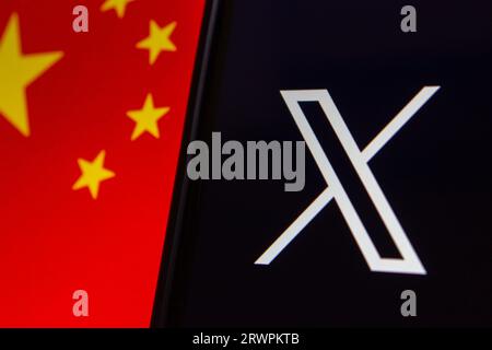 Vancouver, CANADA - septembre 4 2023 : logo de X App (anciennement Twitter) Platforms inc sur fond de drapeau chinois. Banque D'Images