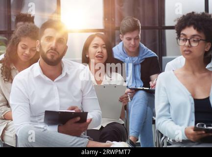 Les entrepreneurs et les gens d'affaires conférence en salle de réunion moderne Banque D'Images