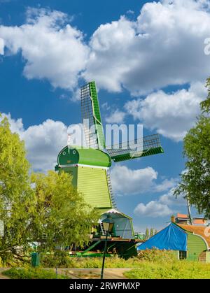 AMSTERDAM, PAYS-BAS - 24 août 2023 : Amsterdam est la capitale des pays-Bas, connue pour son patrimoine artistique, son système de canaux élaboré et son Hou étroit Banque D'Images