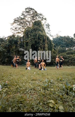 Un groupe de thaïlandais pose dans un costume doré tout en jouant à l'intérieur du village à la forêt Banque D'Images