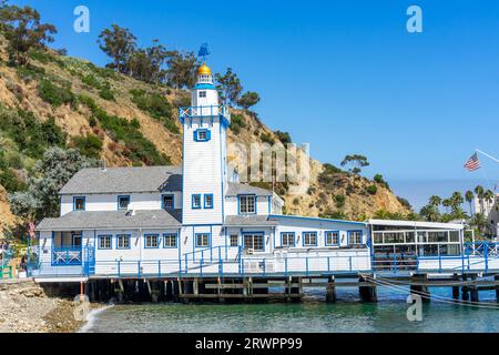 Avalon, CA, USA - 13 septembre 2023 : vue extérieure du bâtiment historique Catalina Island Yacht Club situé à Avalon, Californie. Banque D'Images