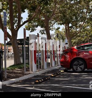 Bornes de recharge pour véhicules électriques Tesla à Union City, Californie Banque D'Images