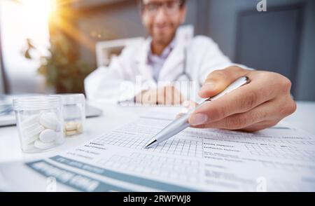 médecin prenant des notes ou une recette avec un stylo à crayon et du papier pour l'infirmière du patient gros plan. hôpital médical Banque D'Images