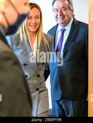 New York, États-Unis. 20 septembre 2023. Le Secrétaire général des Nations Unies António Guterres arrive avec le Premier ministre italien Giorgia Meloni lors de la 78e Assemblée générale des Nations Unies au siège de l'ONU. Crédit : Enrique Shore/Alamy Live News Banque D'Images