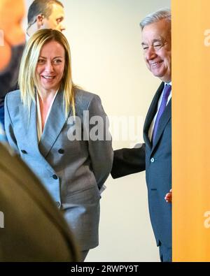 New York, États-Unis. 20 septembre 2023. Le Secrétaire général des Nations Unies António Guterres arrive avec le Premier ministre italien Giorgia Meloni lors de la 78e Assemblée générale des Nations Unies au siège de l'ONU. Crédit : Enrique Shore/Alamy Live News Banque D'Images