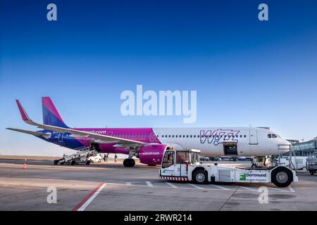 Photo d'un Airbus A321 appartenant à Wizzair prêt à rouler sur la piste de Dortmund, en Allemagne. Wizz Air, légalement constituée sous le nom de Wizz Air Hungar Banque D'Images