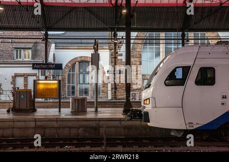 Photo d'un train Arriva, un EMU électrique, prêt pour le départ à la gare d'Aix-la-Chapelle pour un service transfrontalier d'Aix-la-Chapelle à Maastricht aux pays-Bas Banque D'Images