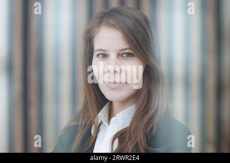 Portrait de la tête confiante femme d'affaires indienne responsable dans un bureau moderne avec les bras croisés Banque D'Images