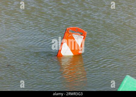 cône de signalisation orange dans l'eau inondée au lac Banque D'Images