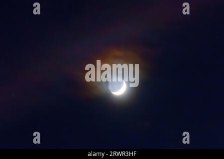 lune derrière les nuages la nuit Banque D'Images