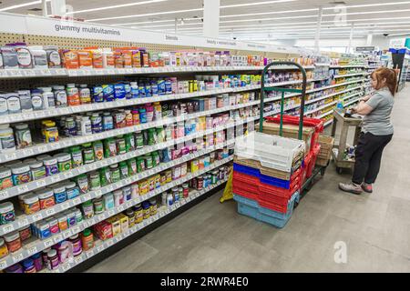 Miami Beach Floride, pharmacie Walgreens, intérieur, vente d'affichage d'allée, étagères, médicaments en vente libre sur le comptoir, multivitamines en gelée Banque D'Images