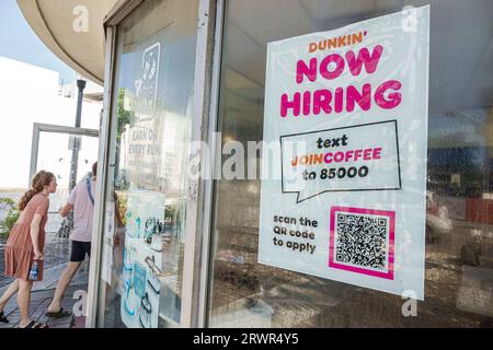 Miami Beach Floride, / Dunkin' Donuts signe, aide voulait maintenant embaucher le code QR de scan de texte, pénurie de main-d'œuvre économique, homme hommes hommes, femme femme femme femme femme, adul Banque D'Images