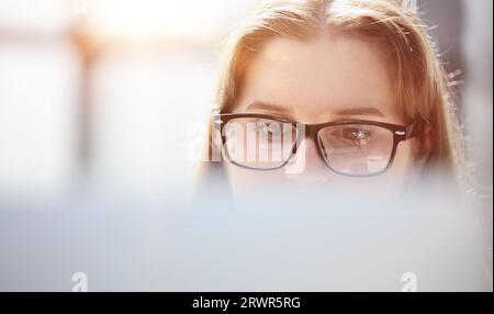 Femme scientifique manipuler et programmer le robot pour le travail Banque D'Images