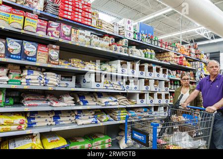 Miami Hialeah Gardens Florida, Walmart Supercenter intérieur intérieur intérieur à l'intérieur, grand magasin discount, magasins d'affaires magasins marchands marchés Banque D'Images