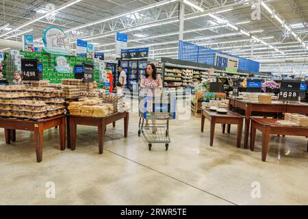 Miami Hialeah Gardens Florida, Walmart Supercenter intérieur intérieur intérieur à l'intérieur, grand magasin discount, magasins d'affaires magasins marchands marchés Banque D'Images