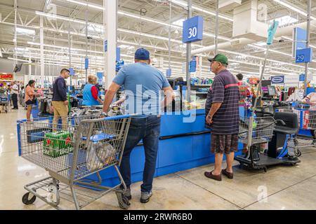 Miami Hialeah Gardens Florida, Walmart Supercenter intérieur intérieur intérieur à l'intérieur, grand magasin discount, magasins d'affaires magasins marchands marchés Banque D'Images