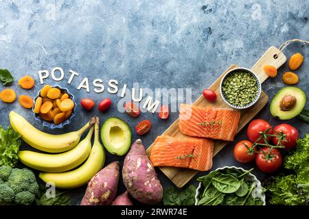 Vue de haut en bas de divers aliments crus sains riches en potassium. Banque D'Images