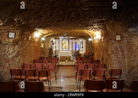 Intérieur de l'église catholique St Peter et St Paul église catacombe souterraine dans la ville minière souterraine d'opale coober pedy, australie méridionale, Australie Banque D'Images