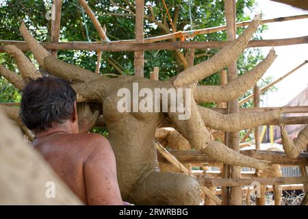 L'idole d'argile de la déesse Devi Durga est en préparation pour le prochain festival Durga Puja dans un atelier de potier à Krishnanagar, Bengale occidental, Inde Banque D'Images