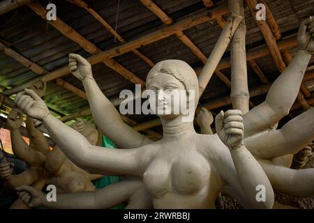 L'idole d'argile de la déesse Devi Durga est en préparation pour le prochain festival Durga Puja dans un atelier de potier à Krishnanagar, Bengale occidental, Inde Banque D'Images