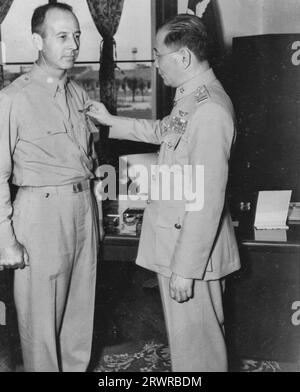 Le général Chow, commandant général de l'armée de l'air chinoise, attache des ailes chinoises sur le lieutenant-colonel Wendell Harris, chirurgien de vol, à Nanking, en Chine Banque D'Images