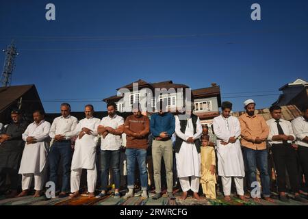 Srinagar, Inde. 20 septembre 2023. Les dévots musulmans cachemiris offrent des prières au sanctuaire du saint Soufi Naqashband Sahib pour marquer son anniversaire de naissance à Srinagar. (Photo de Mubashir Hassan/Pacific Press) crédit : Pacific Press Media production Corp./Alamy Live News Banque D'Images